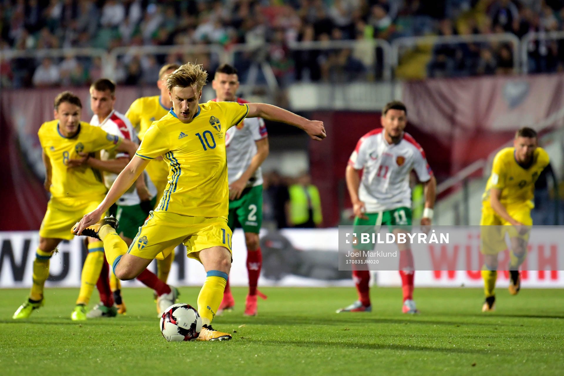 Sveriges Emil Forsberg missar en straff