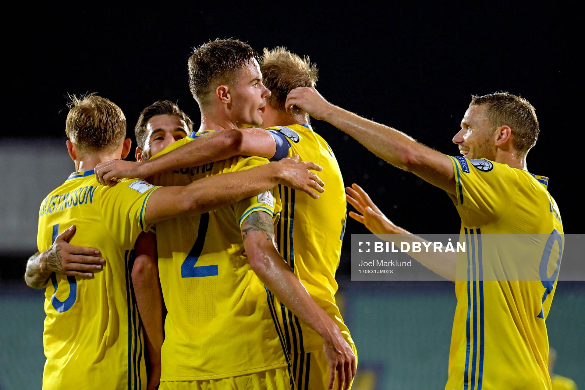 Sveriges Mikael Lustig jublar med lagkamrater