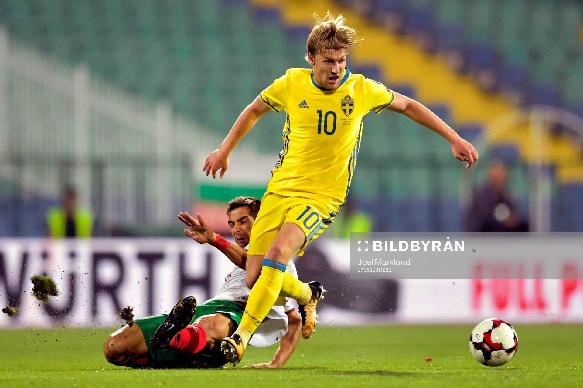 Bulgariens Ivaylo Chochev och Sveriges Emil Forsberg