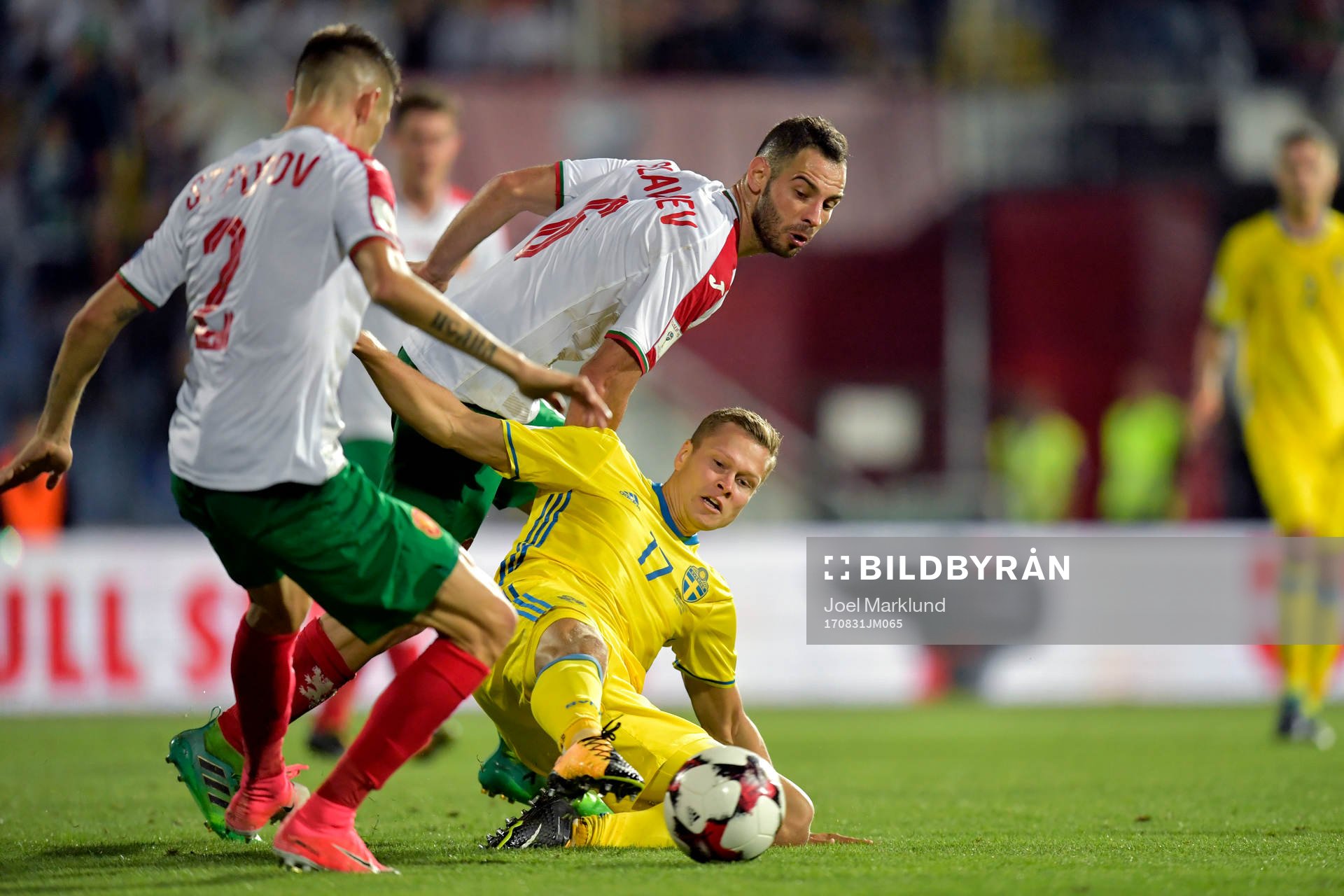 Bulgariens Strahil Popov och Simeon Slavchev och Sveriges Viktor Claesson under VM-kvalmatchen i fotboll mellan Bulgarien och Sverige den 31 augusti 2017 i Sofia.