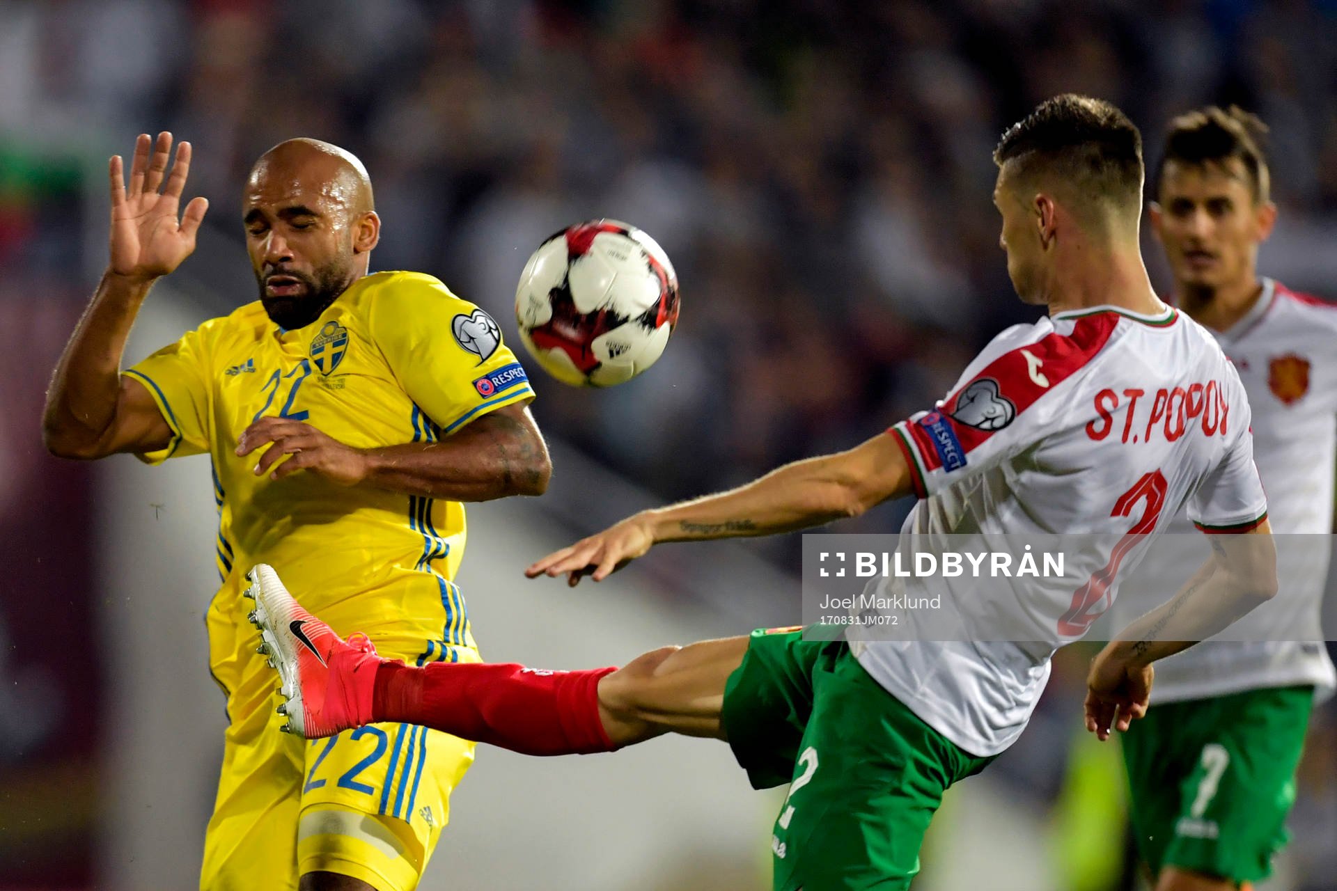Sveriges Samuel Armenteros och Bulgariens Strahil Popov under VM-kvalmatchen i fotboll mellan Bulgarien och Sverige den 31 augusti 2017 i Sofia.