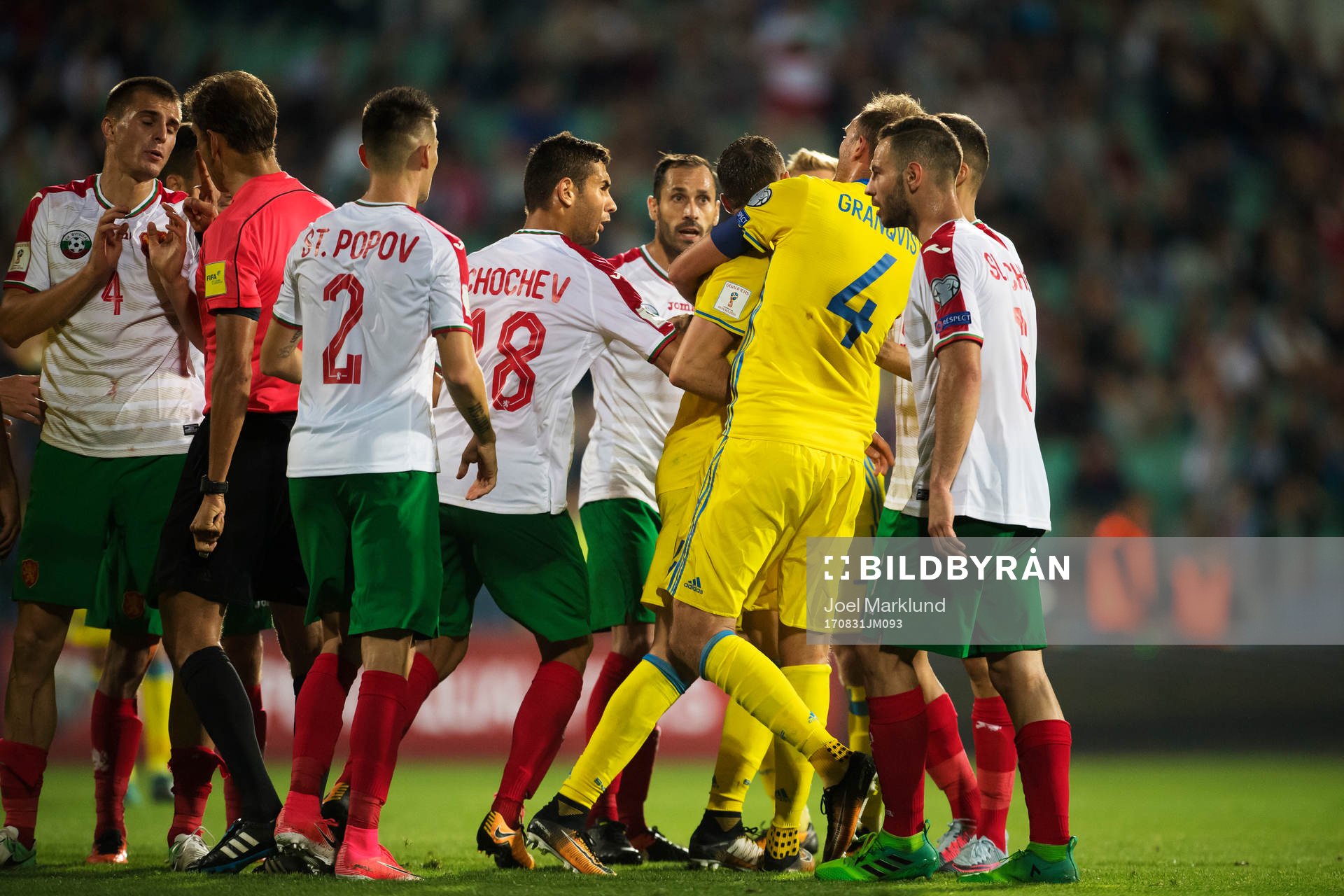 Bulgariens Ivaylo Chochev trycker till en svensk spelare under VM-kvalmatchen i fotboll mellan Bulgarien och Sverige den 31 augusti 2017 i Sofia.