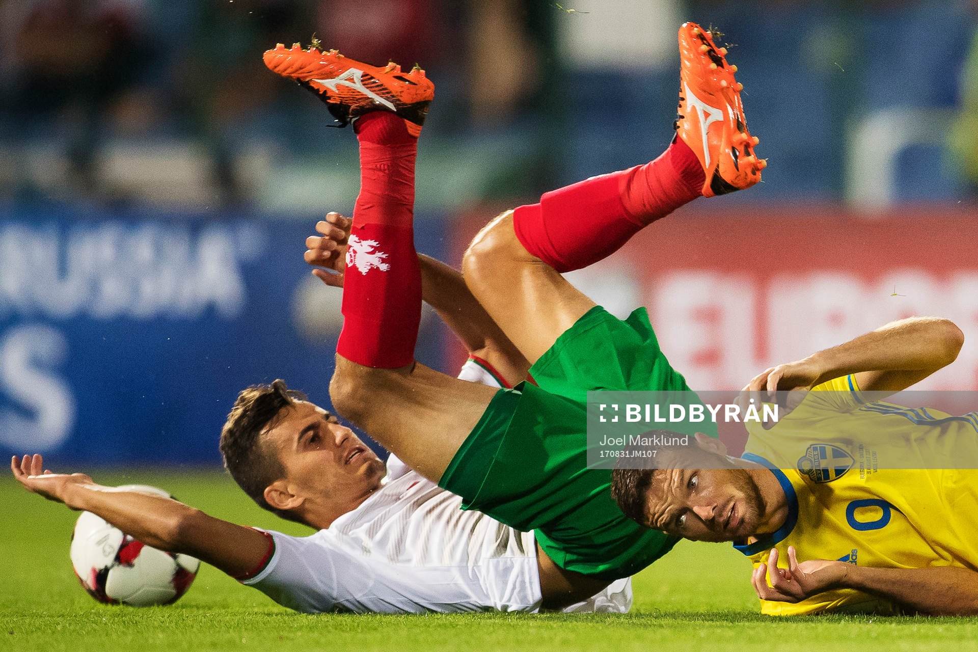 Bulgariens Georgi Kostadinov i en närkamp med Sveriges Marcus Berg under VM-kvalmatchen i fotboll mellan Bulgarien och Sverige den 31 augusti 2017 i Sofia.
