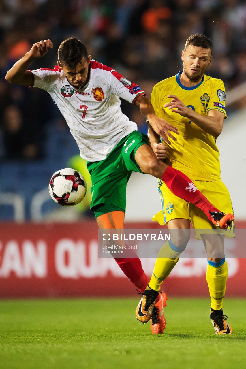 Bulgariens Georgi Kostadinov i en närkamp med Sveriges Marcus Berg under VM-kvalmatchen i fotboll mellan Bulgarien och Sverige den 31 augusti 2017 i Sofia.