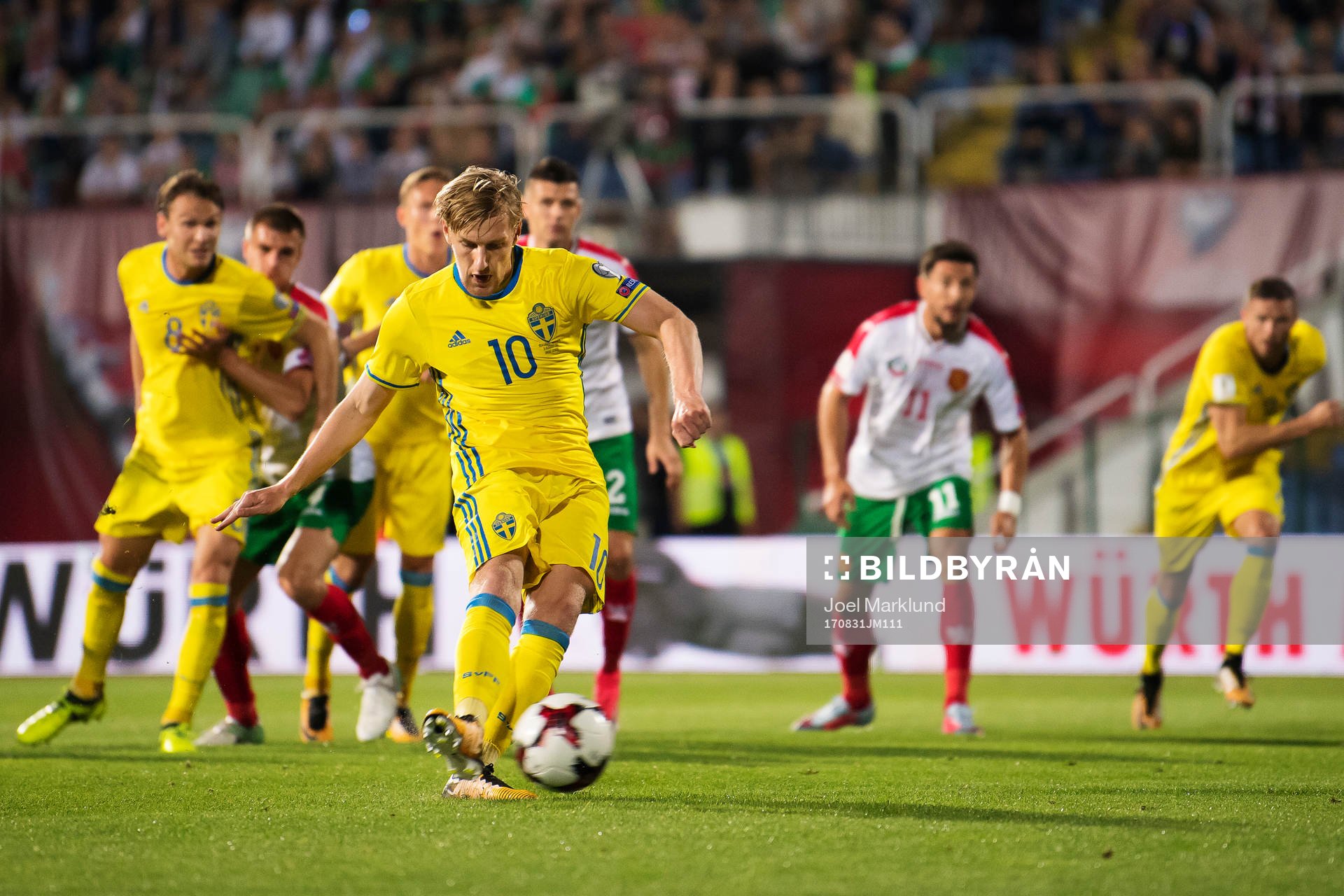 Sveriges Emil Forsberg skjuter en straff som han missar