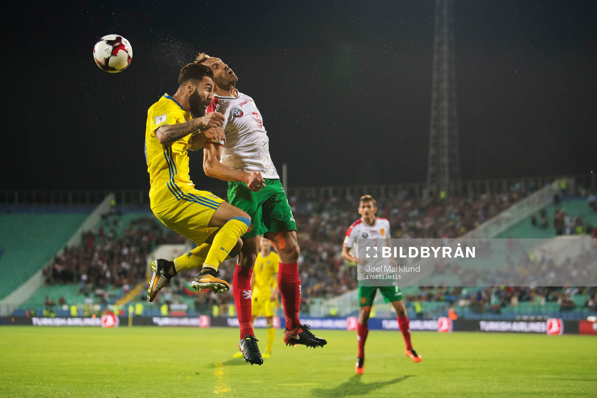 Sveriges Jimmy Durmaz i en luftduell med Bulgariens Petar