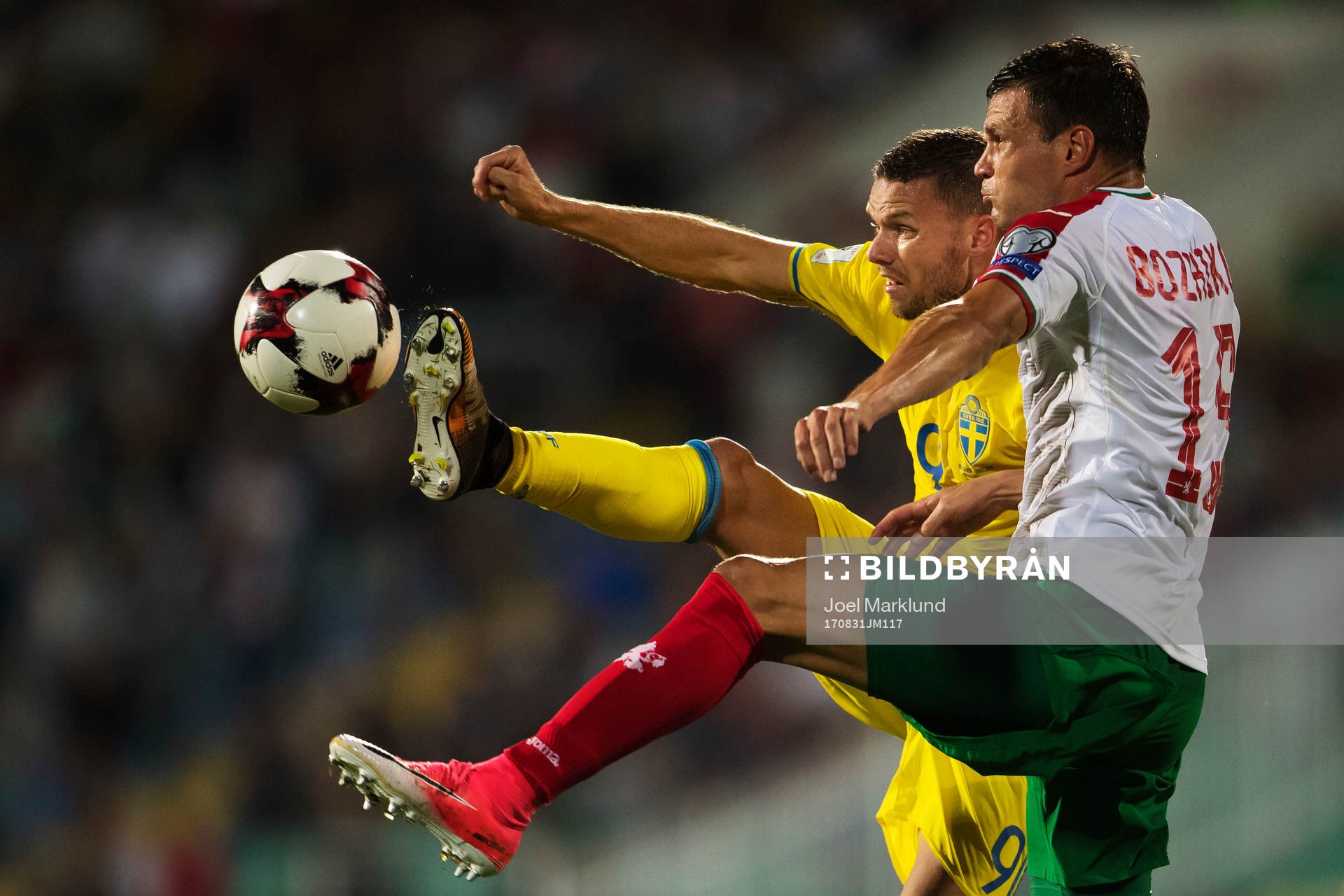 Sveriges Marcus Berg i en duell med Bulgariens Vasil