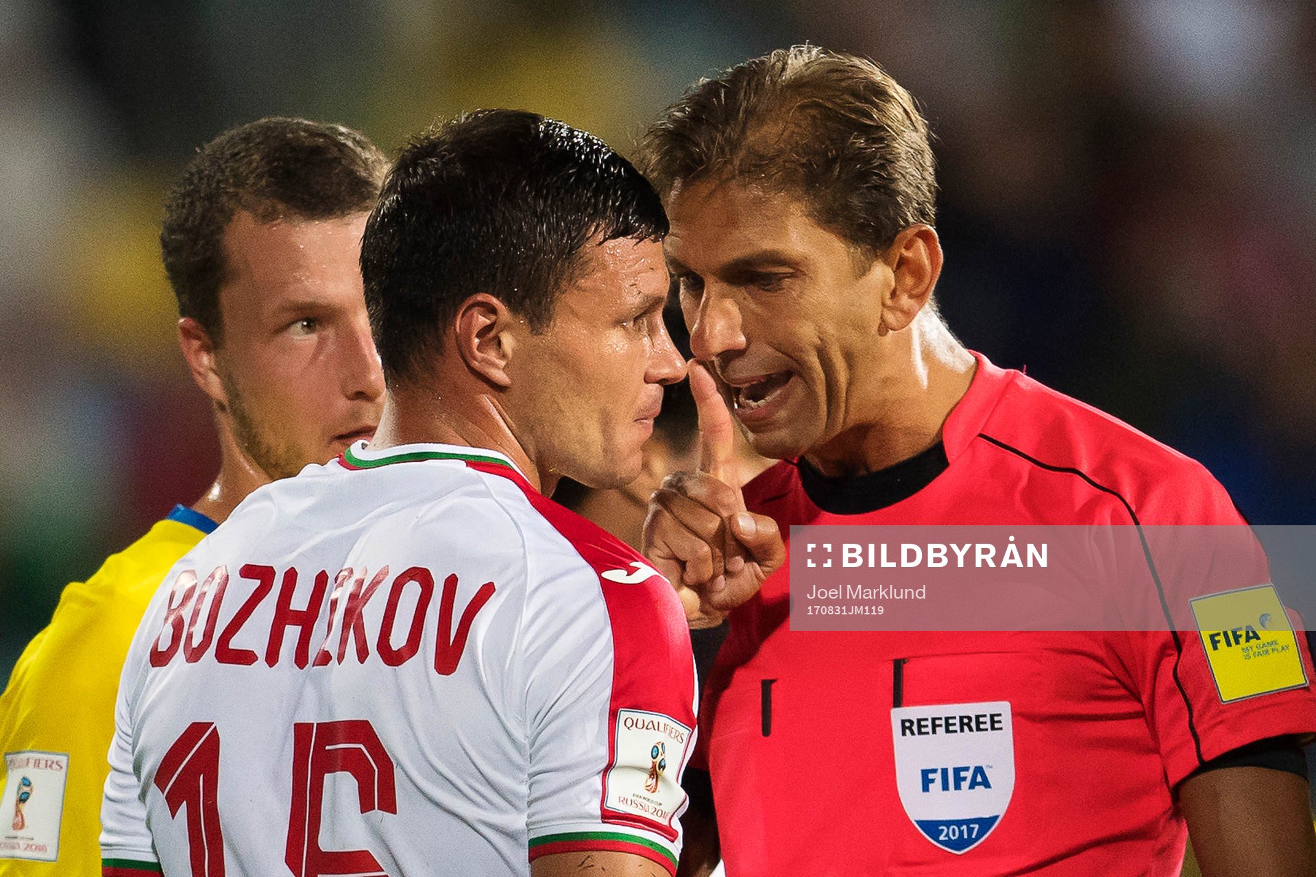 Bulgariens Vasil Bozhikov får en reprimand av domare Paolo
