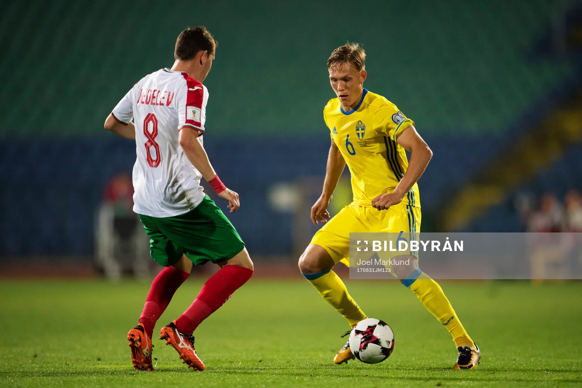 Bulgariens Todor Nedelev utmanas av Sveriges Ludwig Augustinsson under VM-kvalmatchen i fotboll mellan Bulgarien och Sverige den 31 augusti 2017 i Sofia.