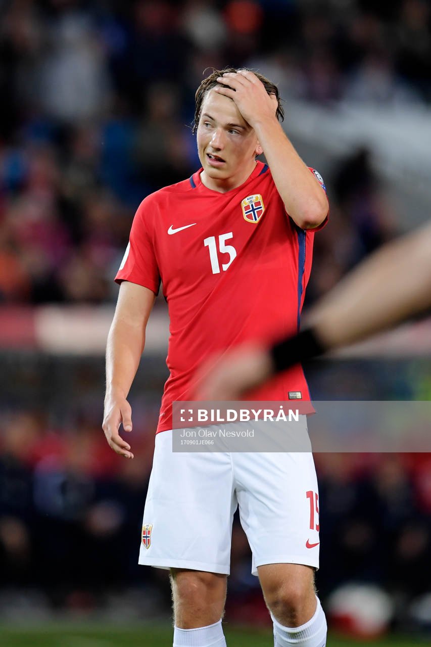 Sander Berge of Norway look dejected