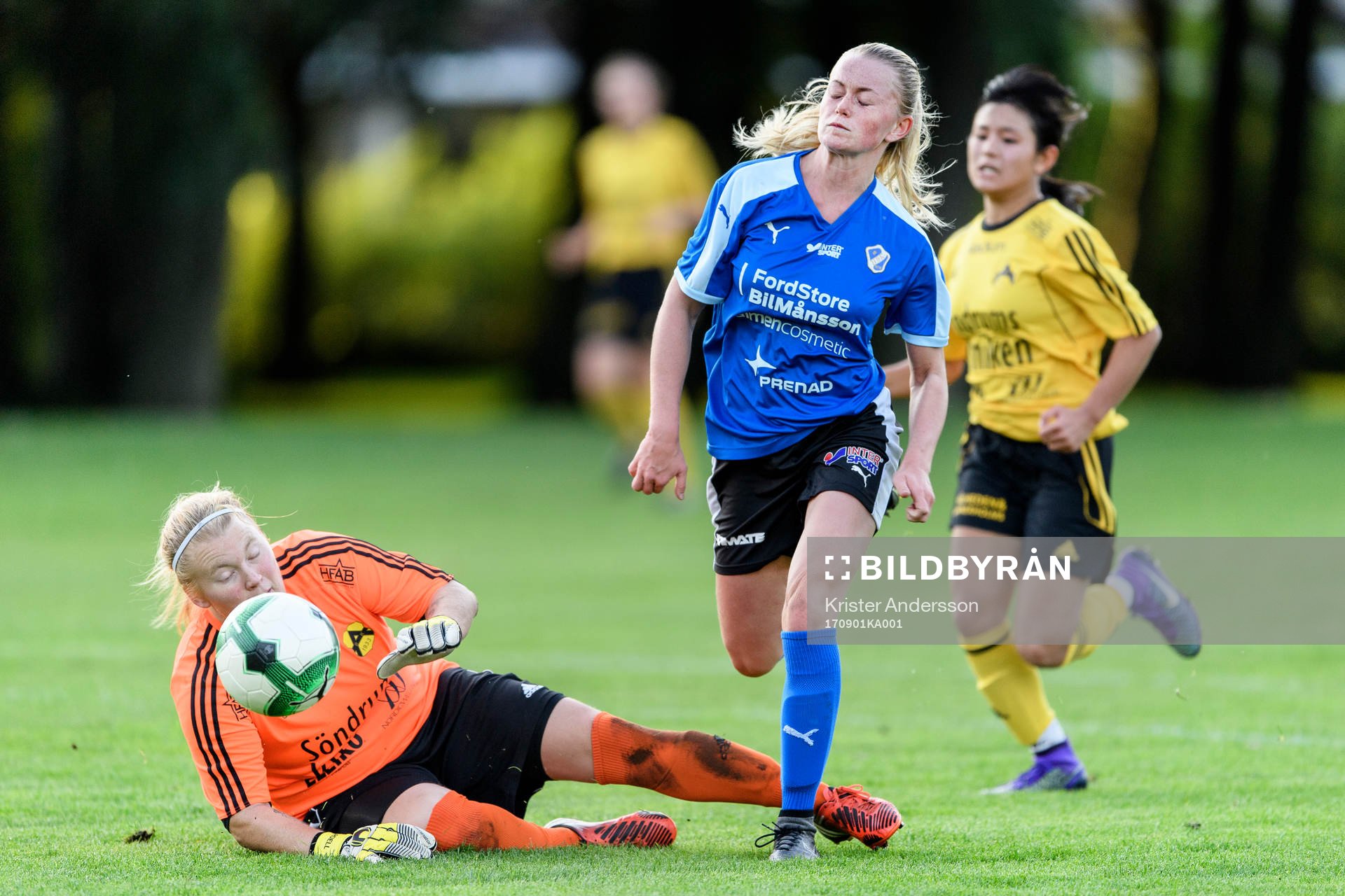 Halmstads Zara Jönsson och Astrios målvakt Louise Kardell