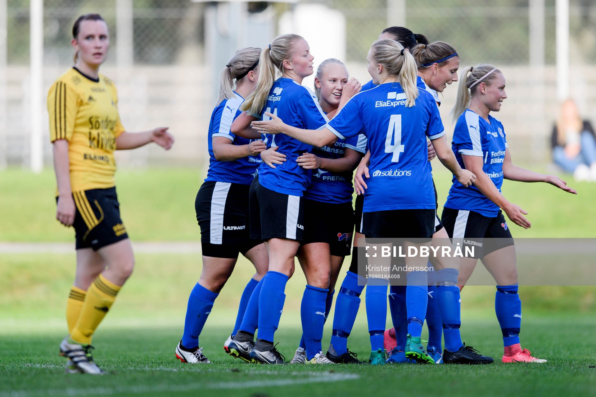 Halmstads Zara Jönsson har gjort 2-0 och spelarna jublar under fotbollsmatchen i div 3 mellan Halmstad och Astrio den 1 september 2017 i Halmstad.