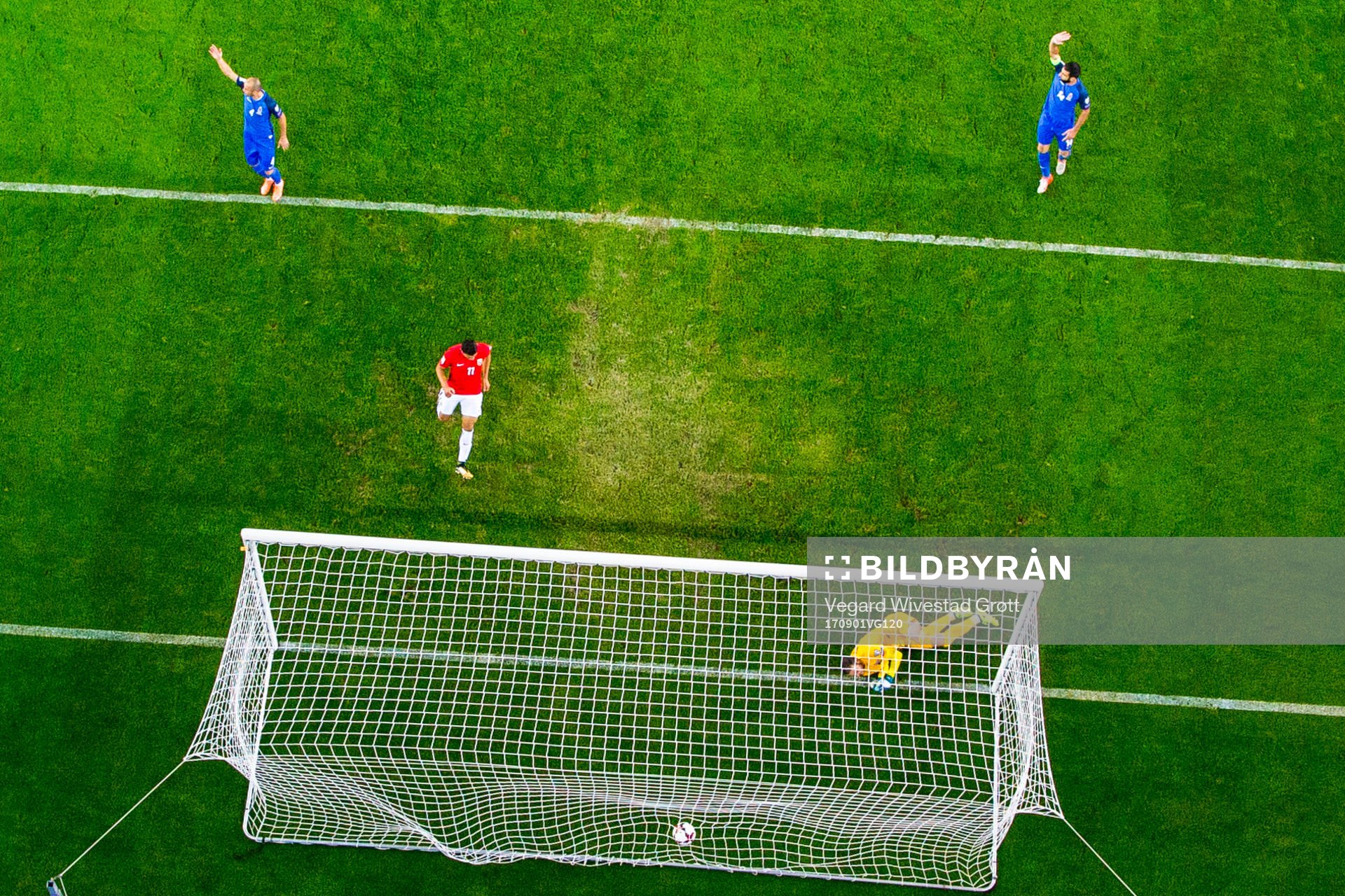 Mohamed Elyounoussi watch Norway score a disallowed goal