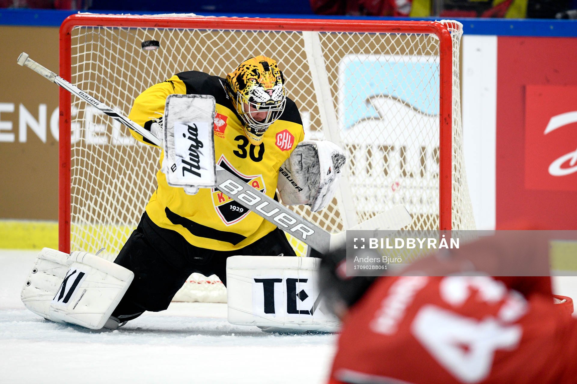 Nichlas Hardt of Malmö Redhawks scores 3-0 behind