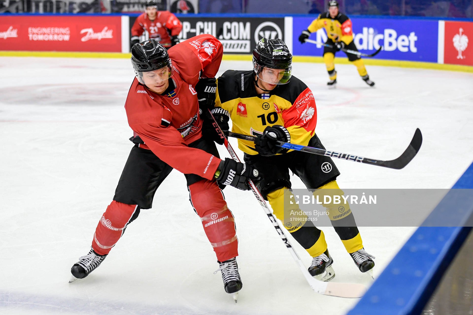 Rhett Rakhshani of Malmö Redhawks and Frank Gymer of KalPa
