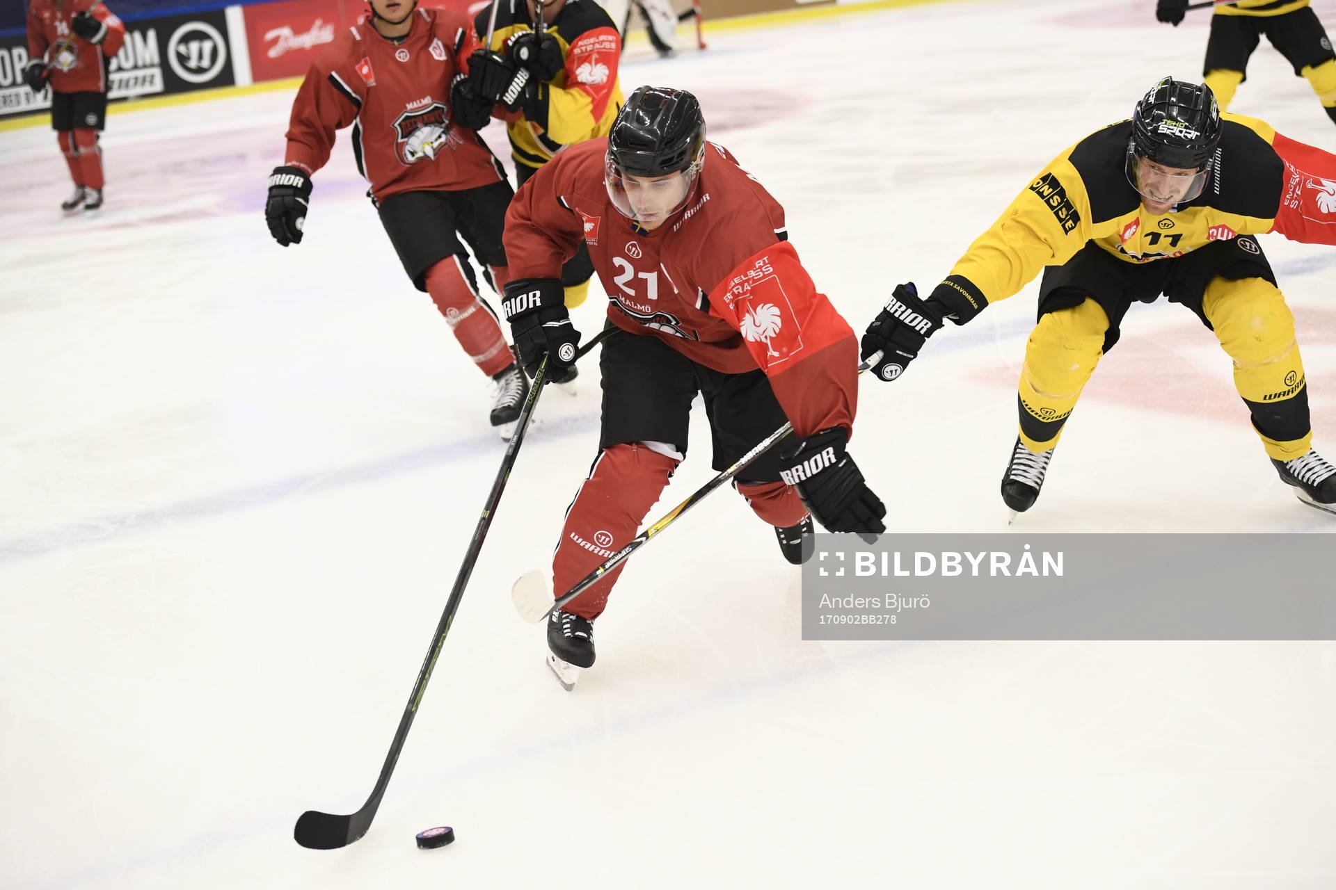 Andy Miele of Malmö Redhawks and Ville-Vesa Vainiola of