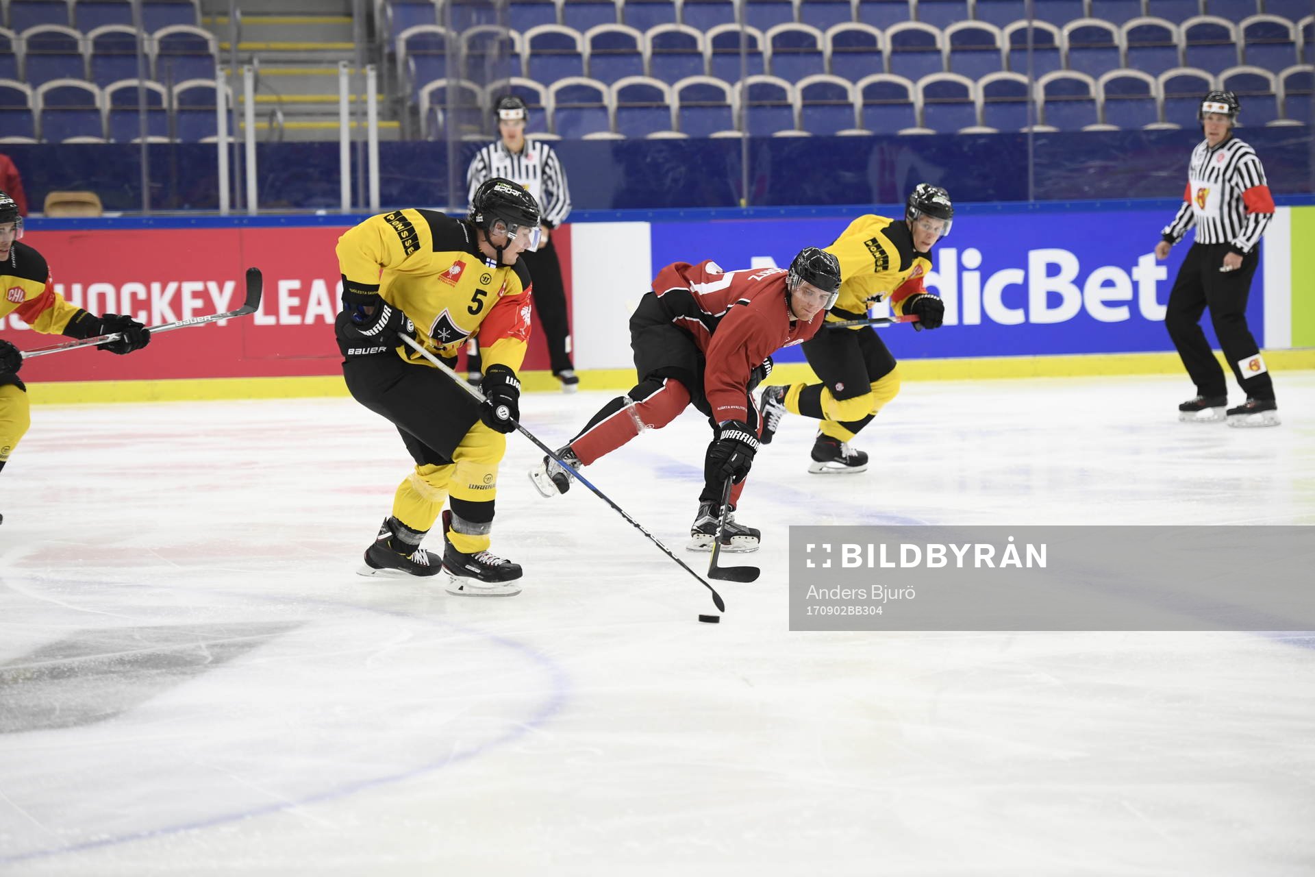 Mikael Seppälä of KalPa and Max Görtz of Malmö Redhawks