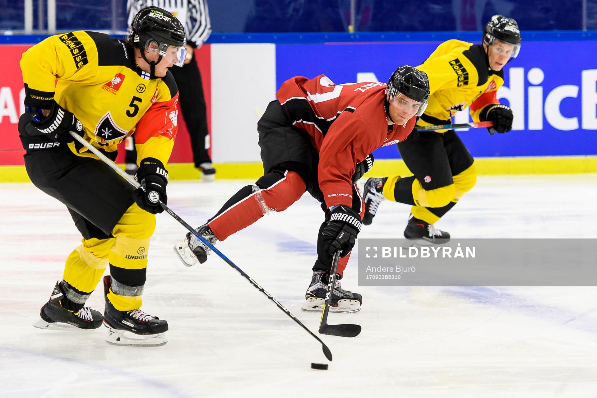 Mikael Seppälä of KalPa and Max Görtz of Malmö Redhawks