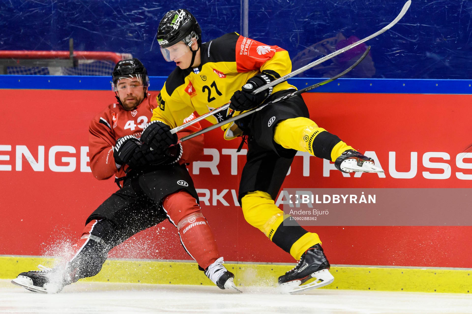 Nichlas Hardt of Malmö Redhawks and Eetu Luostarinen of