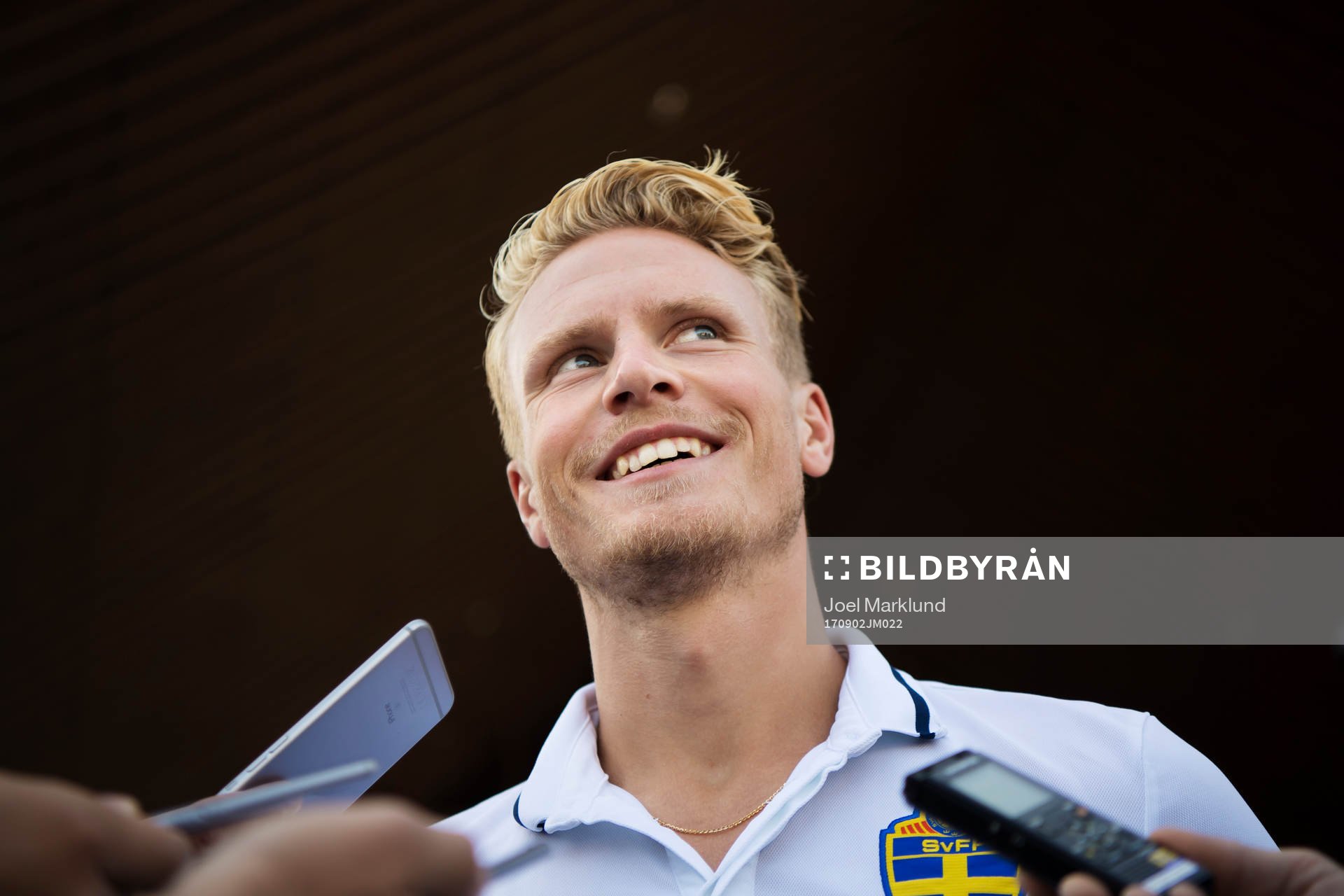 Oscar Hiljemark vid en pressträff utanför Sveriges