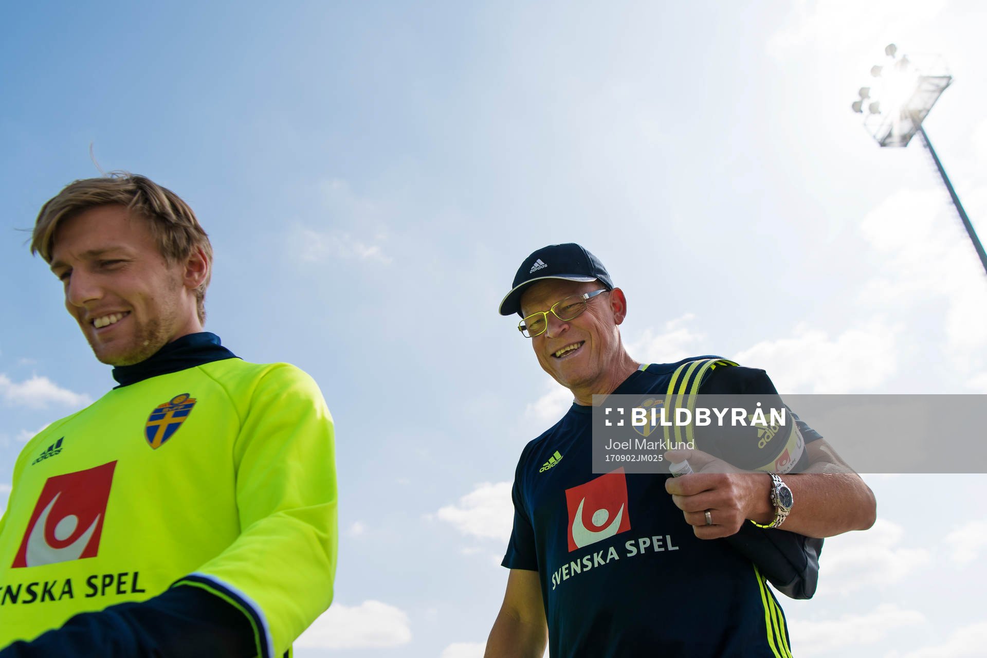 Emil Forsberg och förbundskapten Janne Andersson på väg
