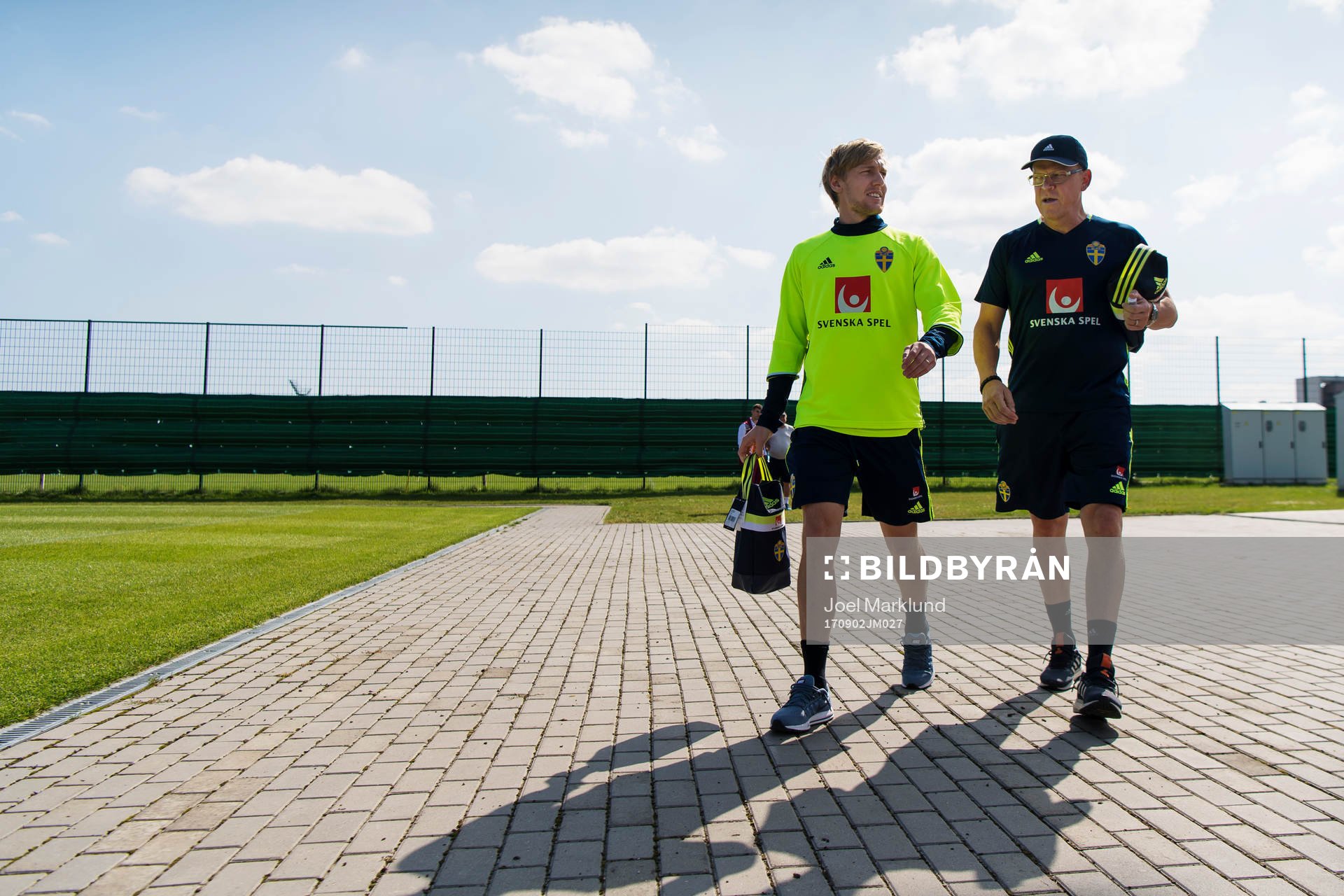 Emil Forsberg och förbundskapten Janne Andersson på väg