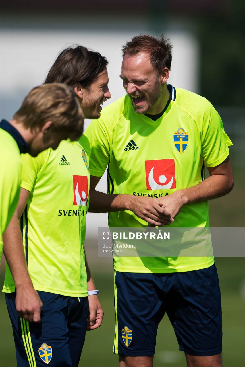 Gustav Svensson och Andreas Granqvist skrattar ihop