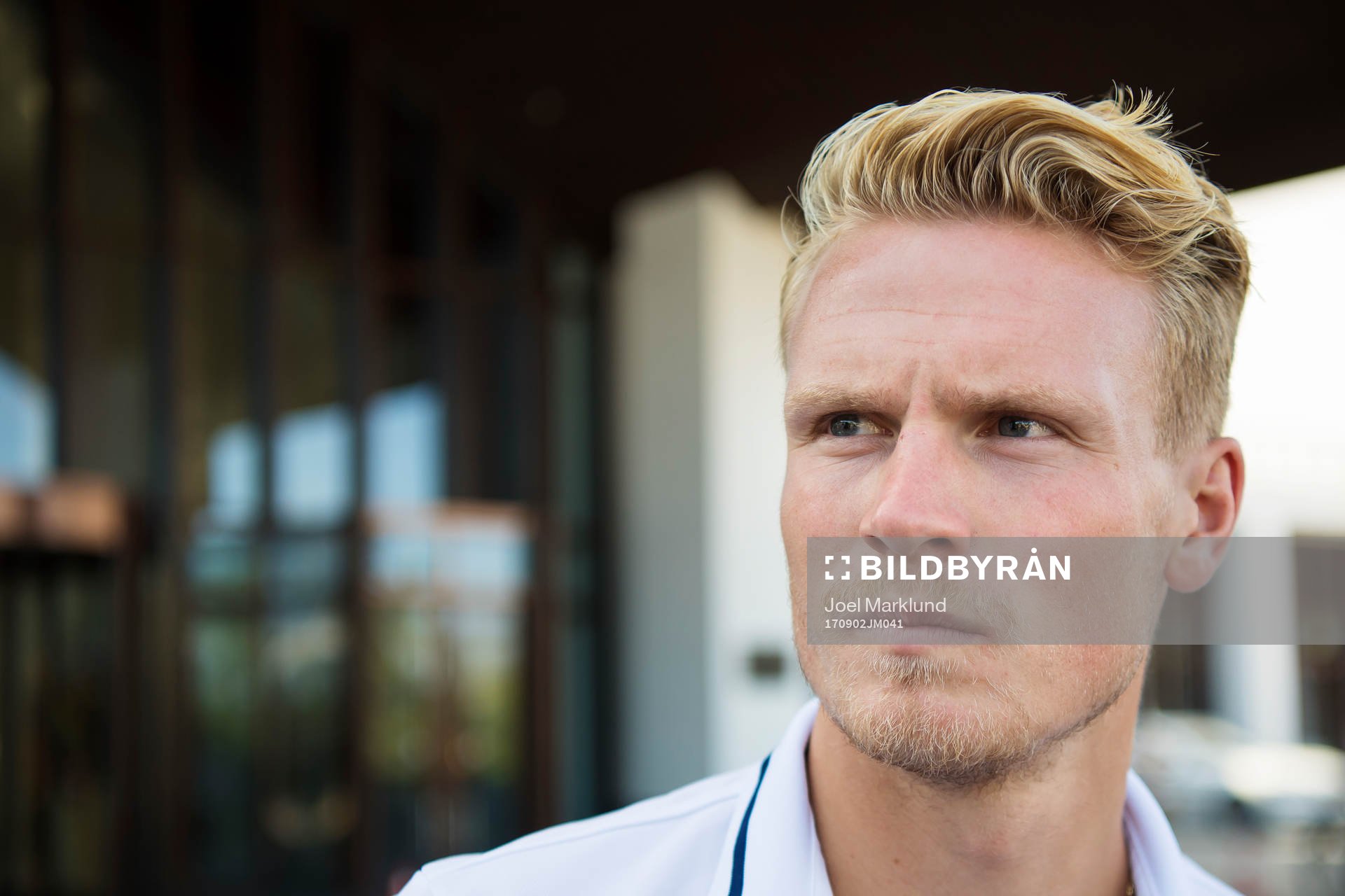 Oscar Hiljemark vid en pressträff utanför Sveriges