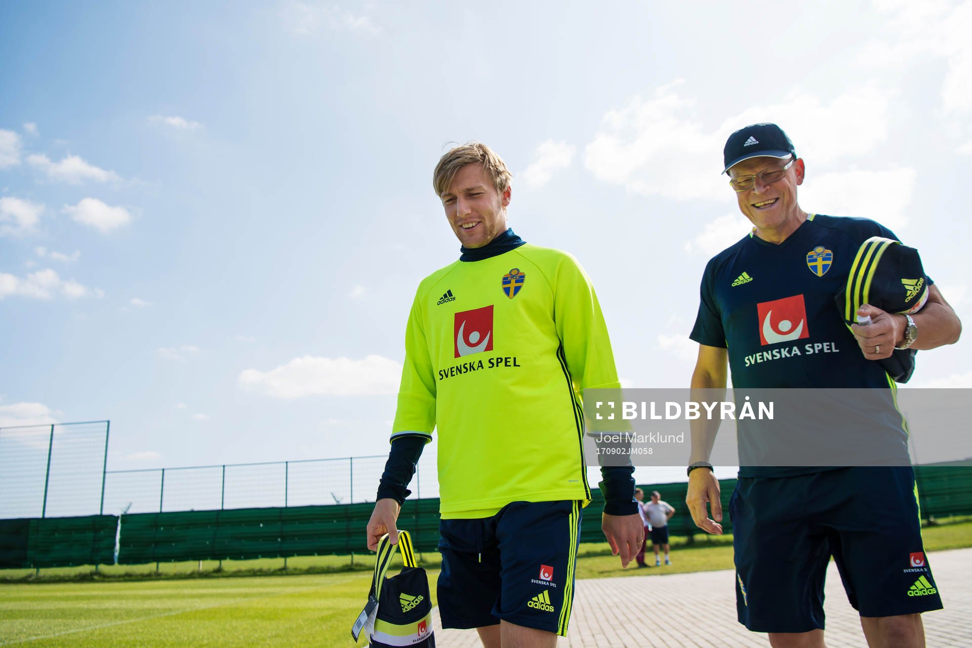 Emil Forsberg och förbundskapten Janne Andersson på väg