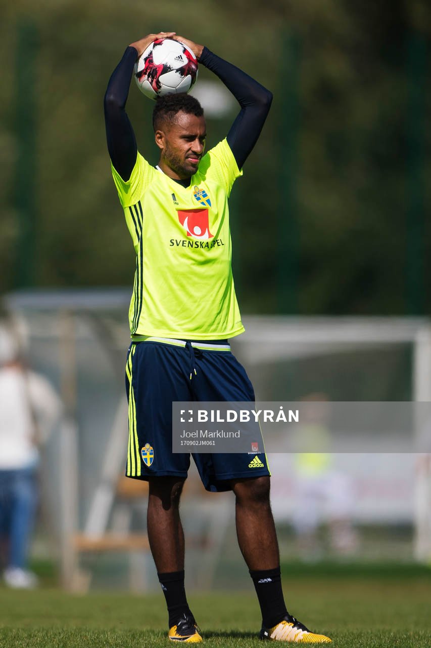 Isaac Kiese Thelin håller en boll på huvudet under Sveriges fotbollslandslags träning den 2 september 2017 i Minsk.