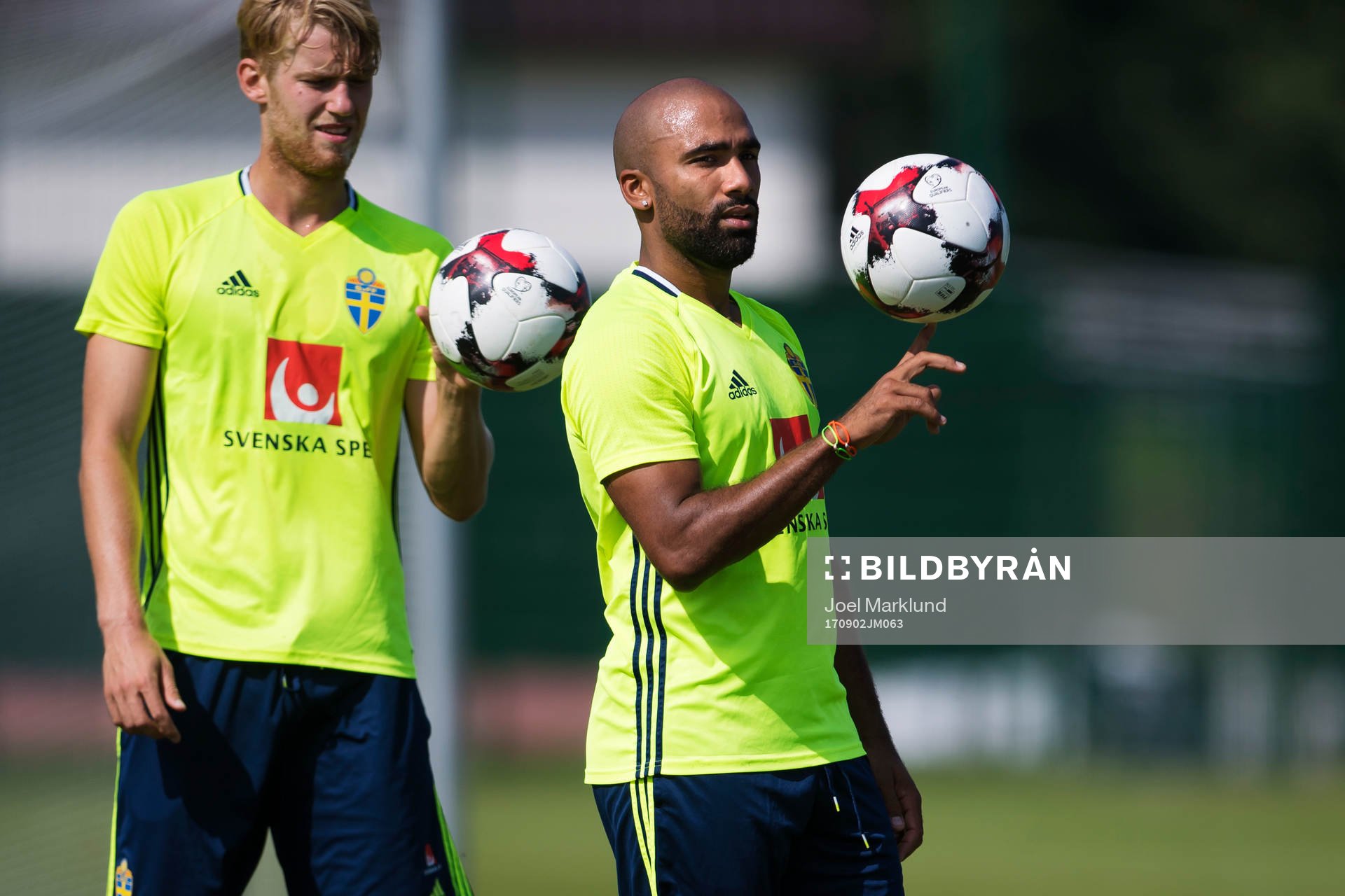 Filip Helander och Samuel Armenteros trixar med bollar under Sveriges fotbollslandslags träning den 2 september 2017 i Minsk.