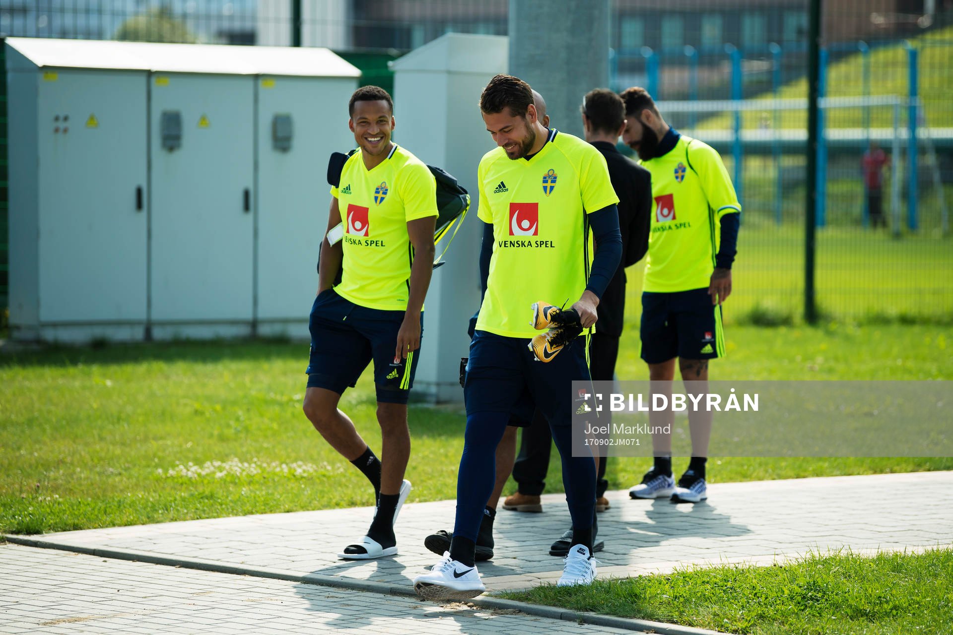 Martin Olsson och målvakten Kristoffer Nordfeldt på väg
