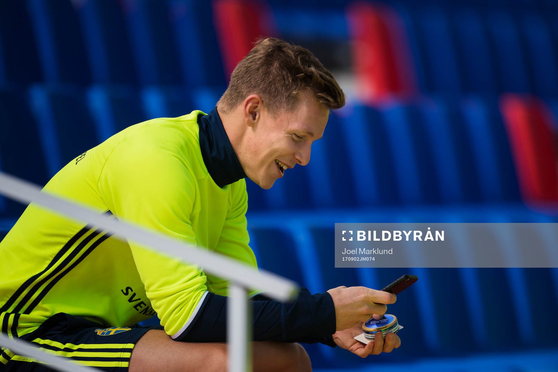 Emil Krafth kollar sin mobiltelefon under Sveriges fotbollslandslags träning den 2 september 2017 i Minsk.
