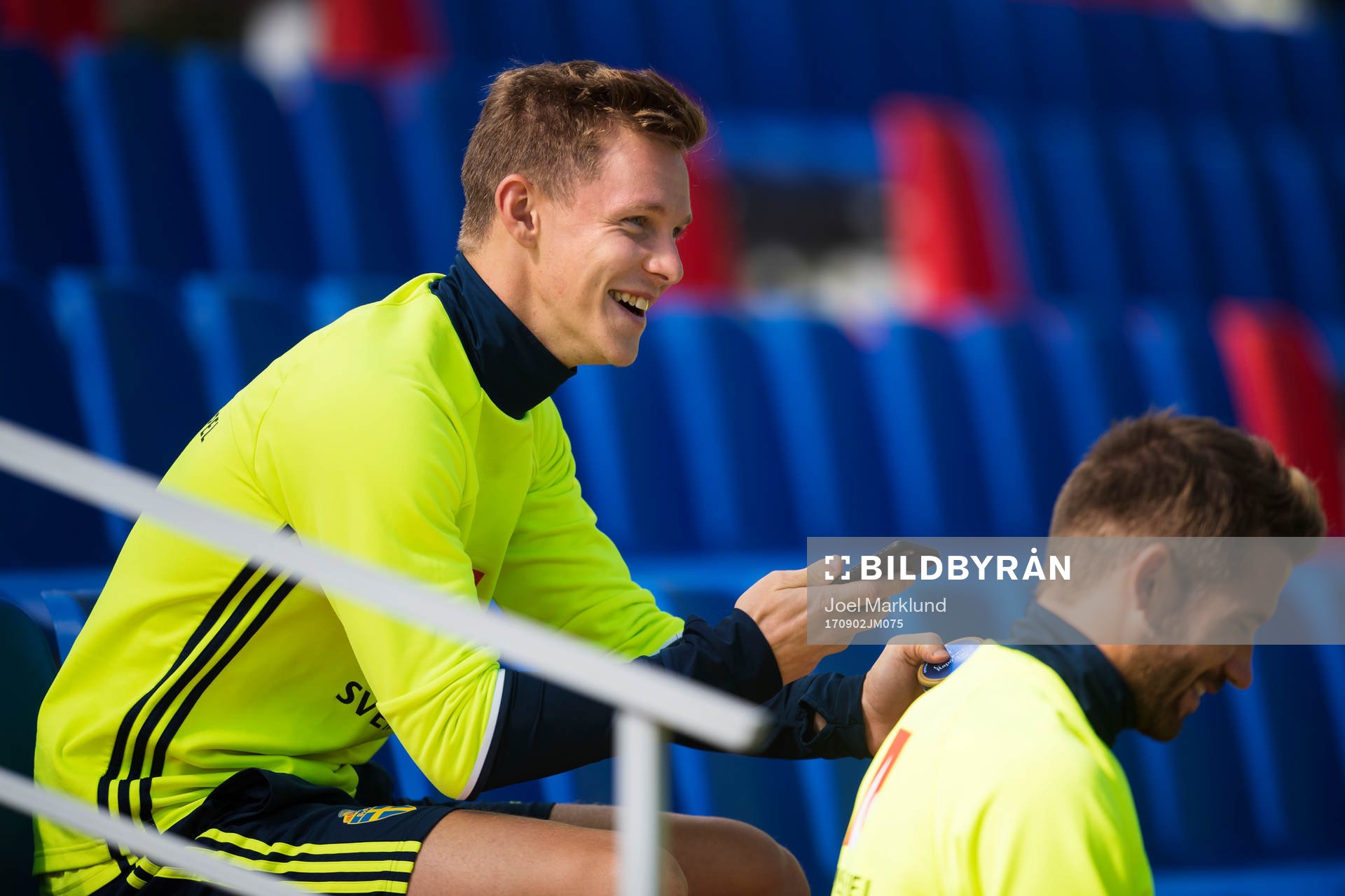 Emil Krafth kollar sin mobiltelefon under Sveriges fotbollslandslags träning den 2 september 2017 i Minsk.