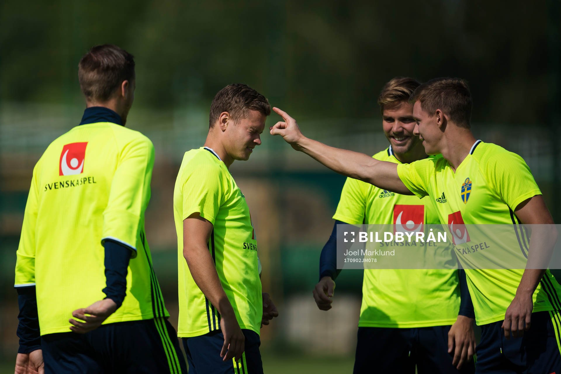 Viktor Claesson får en knäpp på pannan av Emil Krafth