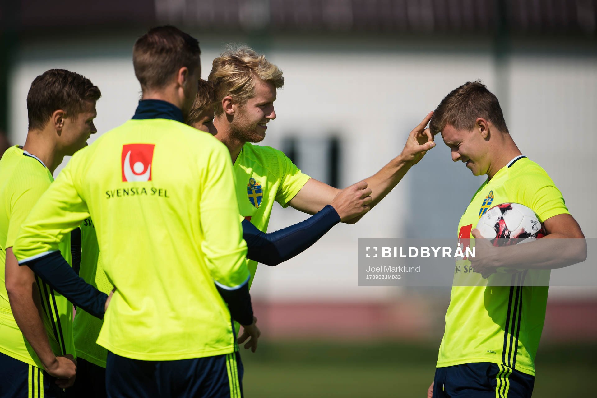 Emil Krafth får en knäpp på pannan av Filip Helander