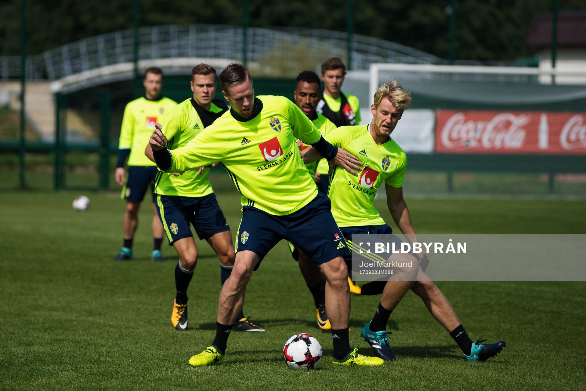 Pontus Jansson och Filip Helander kämpar om bollen