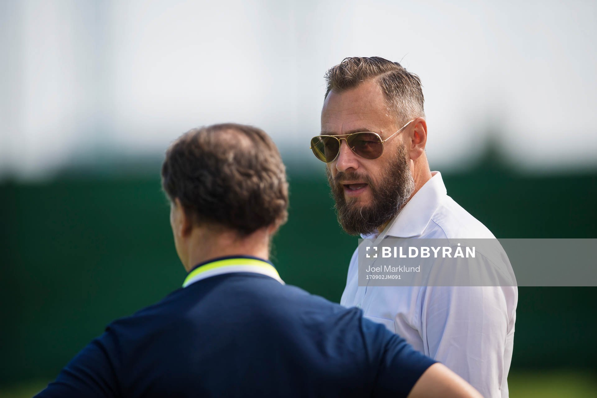 Presschef Niklas Bodell i samtal med Fotbollskanalens Olof