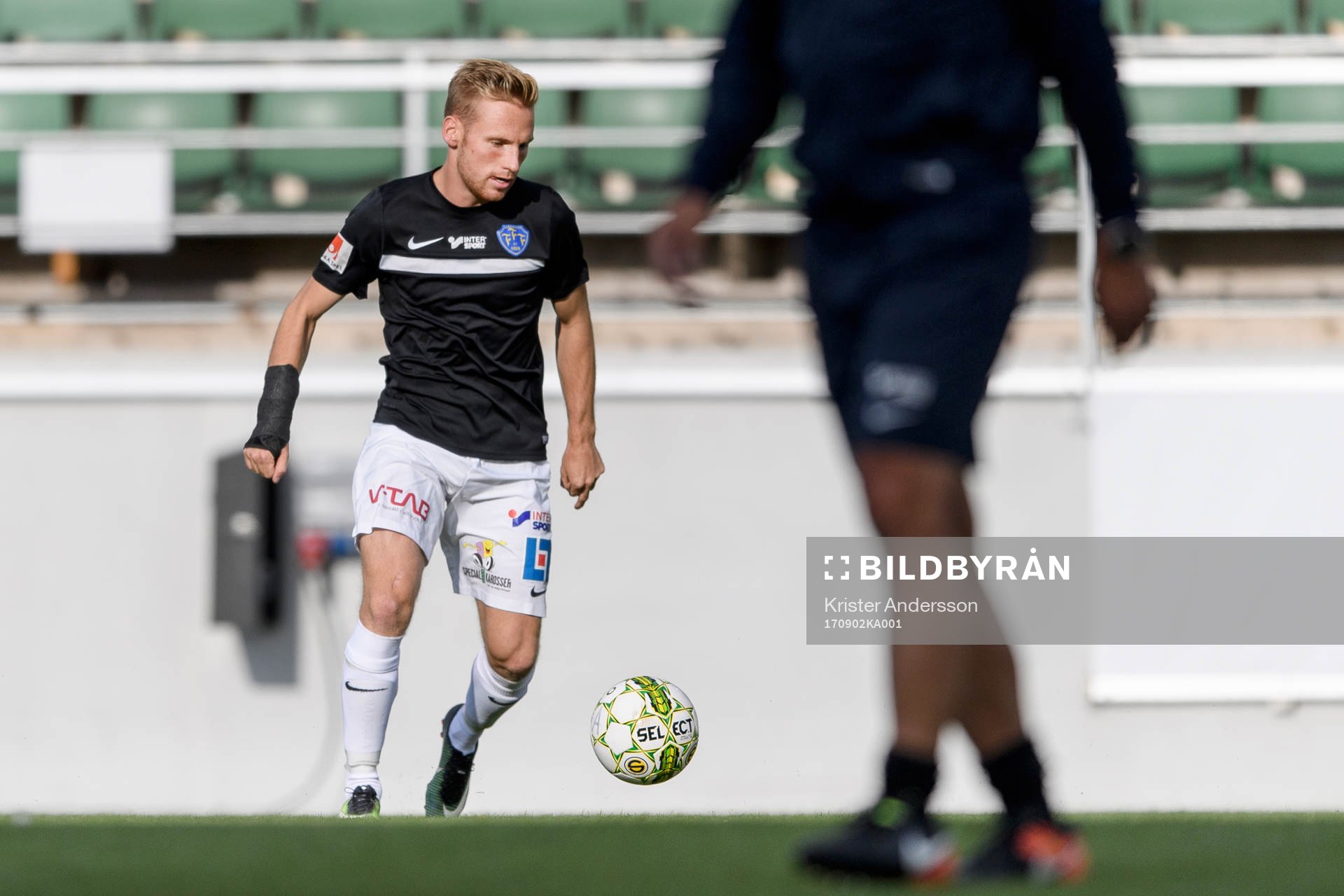 Falkenbergs Tobias Englund före fotbollsmatchen i