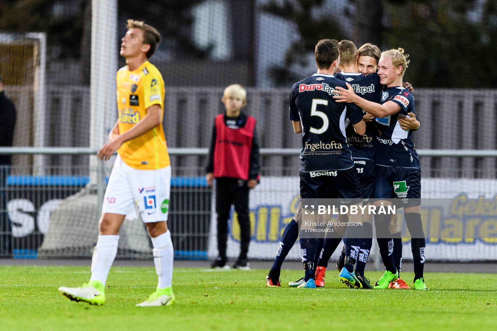 Gefles Jacob Hjelte jublar med lagkamrater