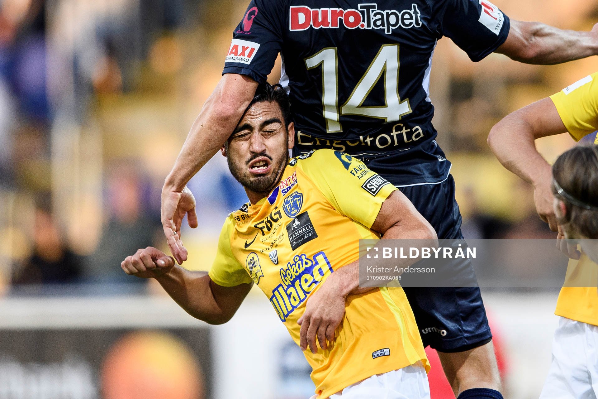 Falkenbergs Amin Naziri trycks ner av Gefles Jens Portin