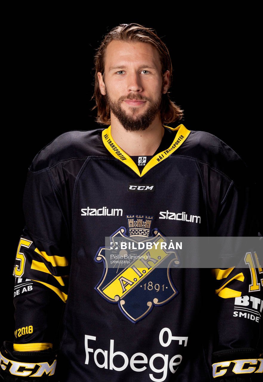 AIK:s Robin Axbom poserar för ett porträtt den 1 september 2017 i Stockholm.
