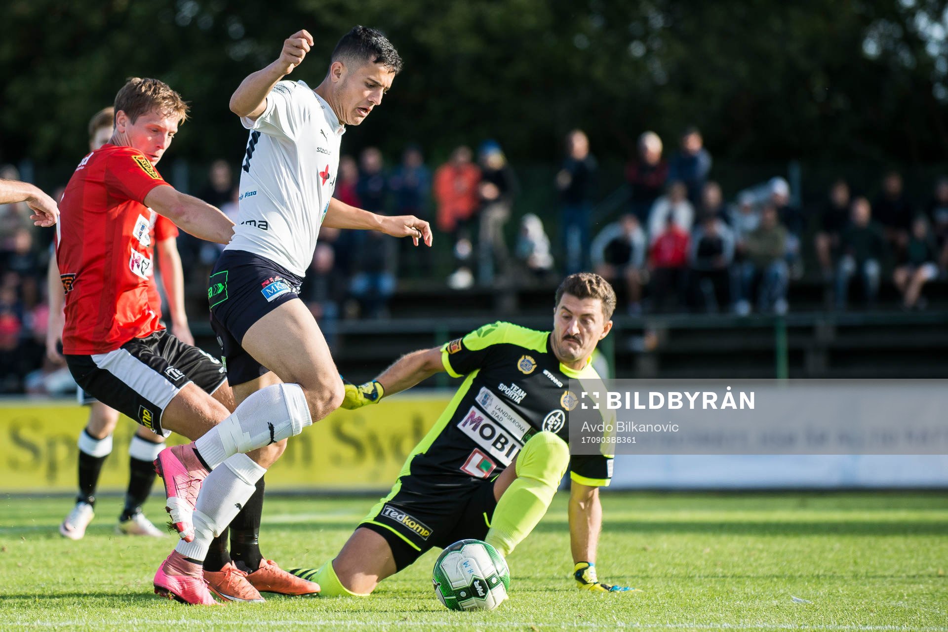 Rosengårds Astrit Seljmani framför Landskronas  målvakt Ivo Vozgolec under fotbollsmatchen i Division 1 Södra mellan Rosengård och Landskrona den 3 september 2017 i Malmö.