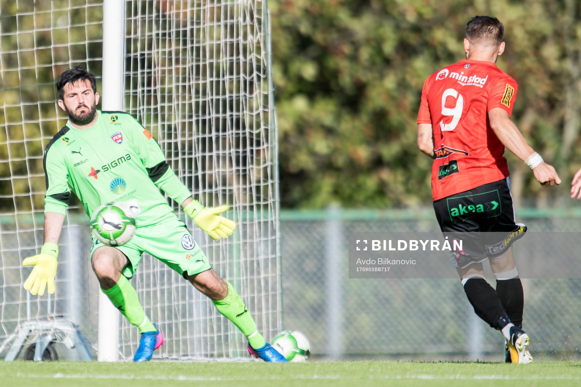 Landskronas Filip Pivkovski och Rosengårds målvakt Blerim