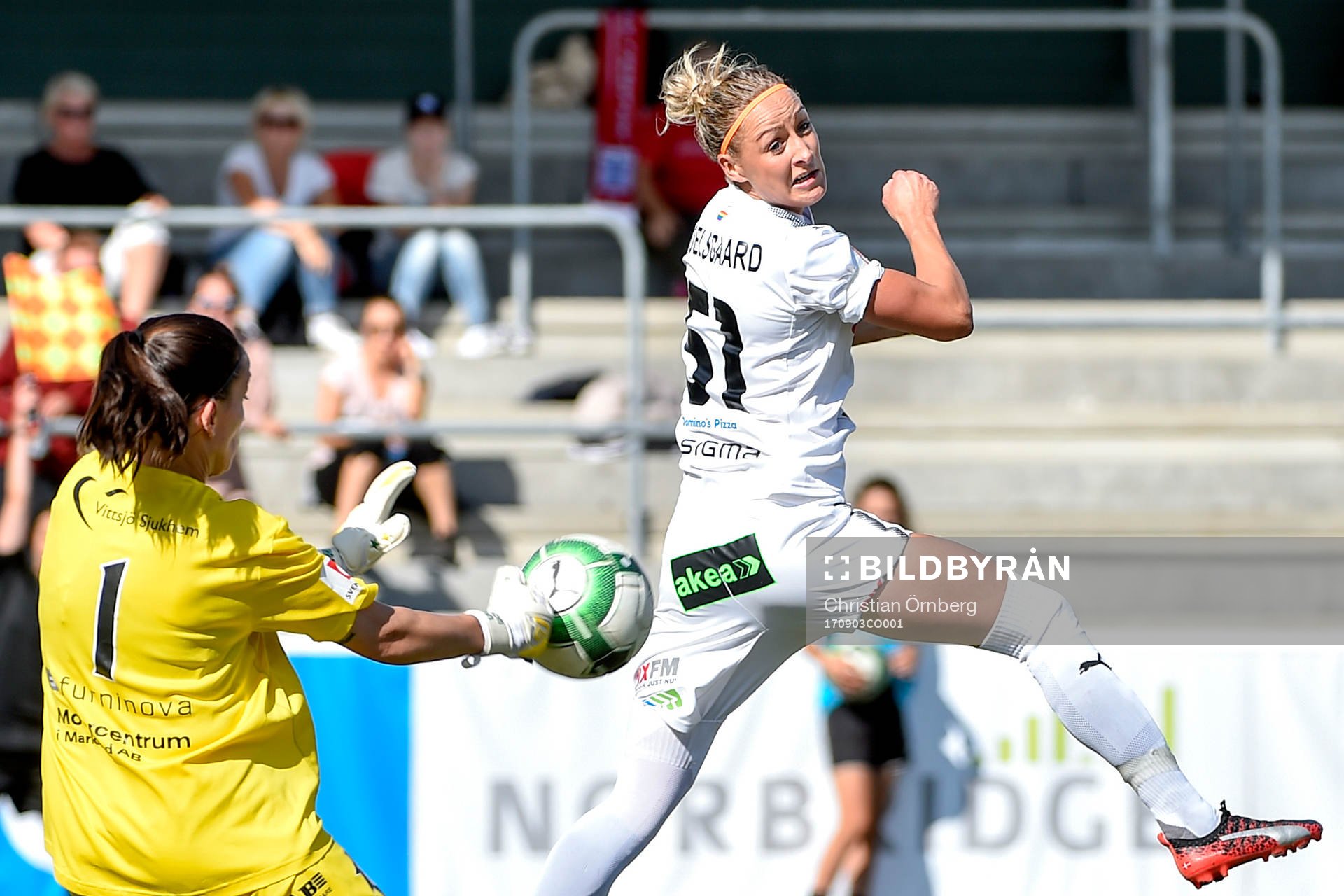 Rosengårds Anja Mittag och Vittsjös målvakt Shannon Lynn