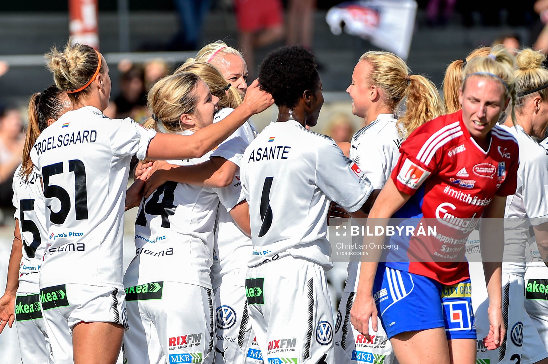 Rosengårds Hanna Folkesson jublar med lagkamrater
