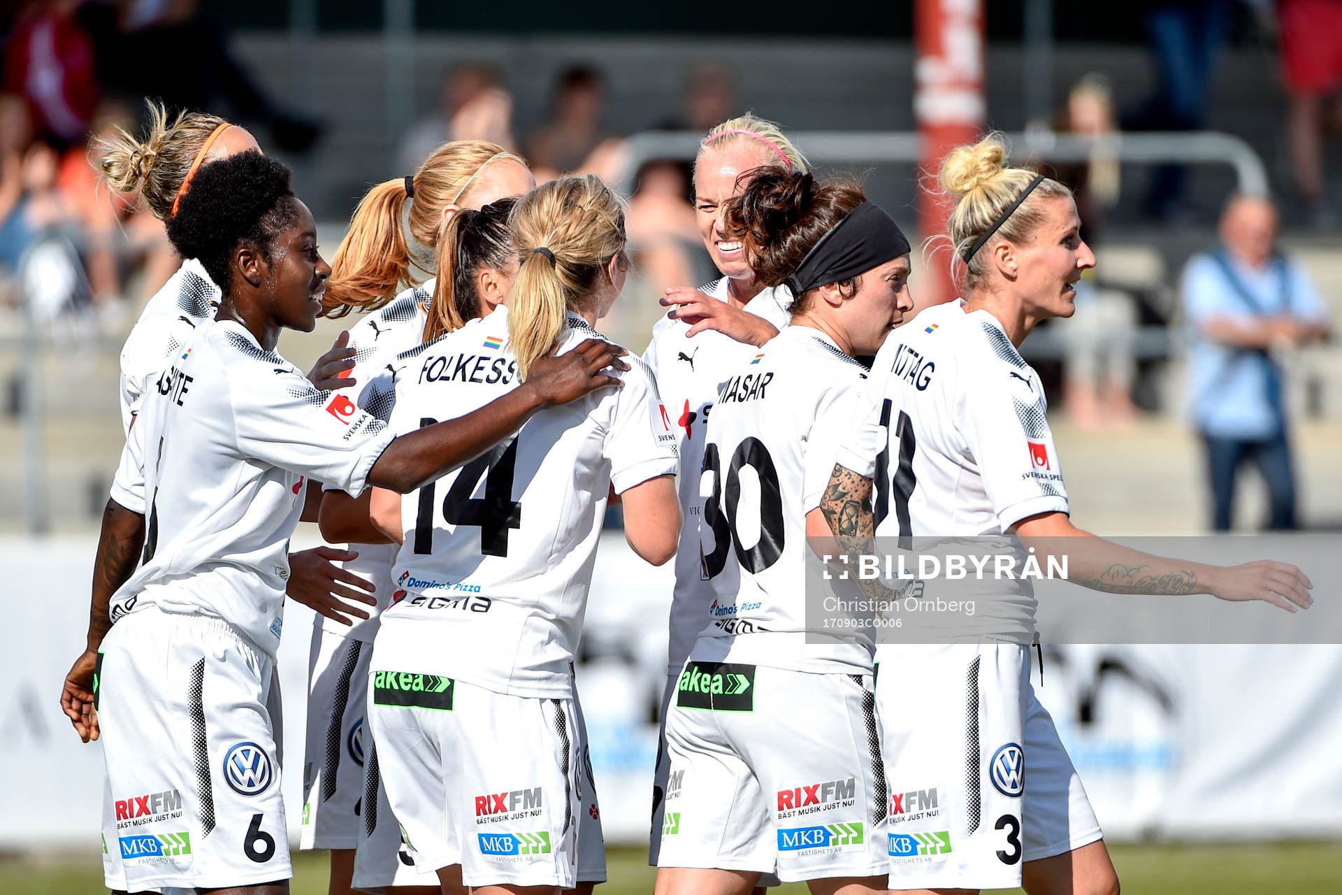 Rosengårds Hanna Folkesson jublar med lagkamrater