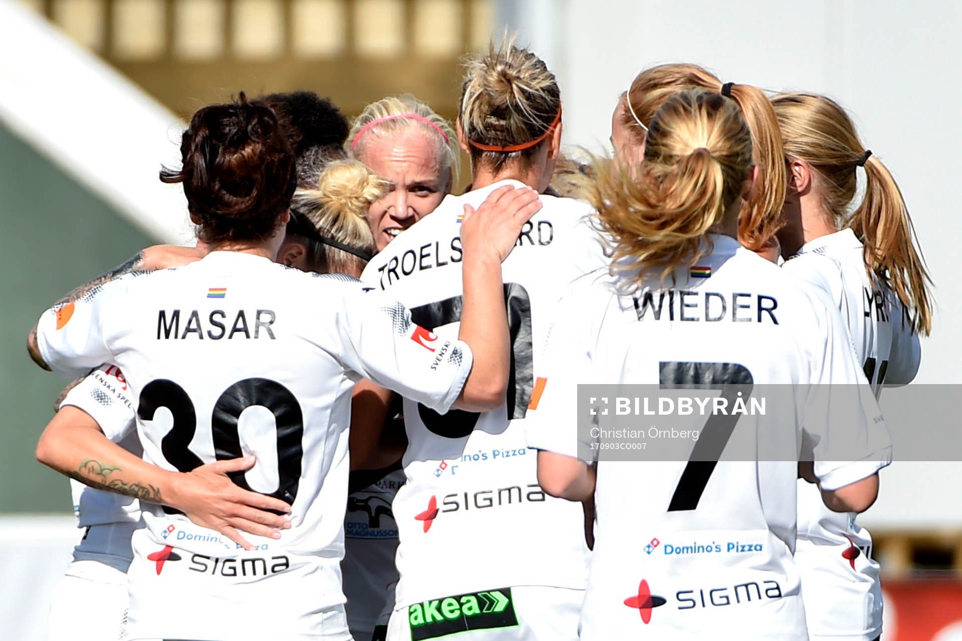 Rosengårds Alexandra Lowe Riley jublar med lagkamrater