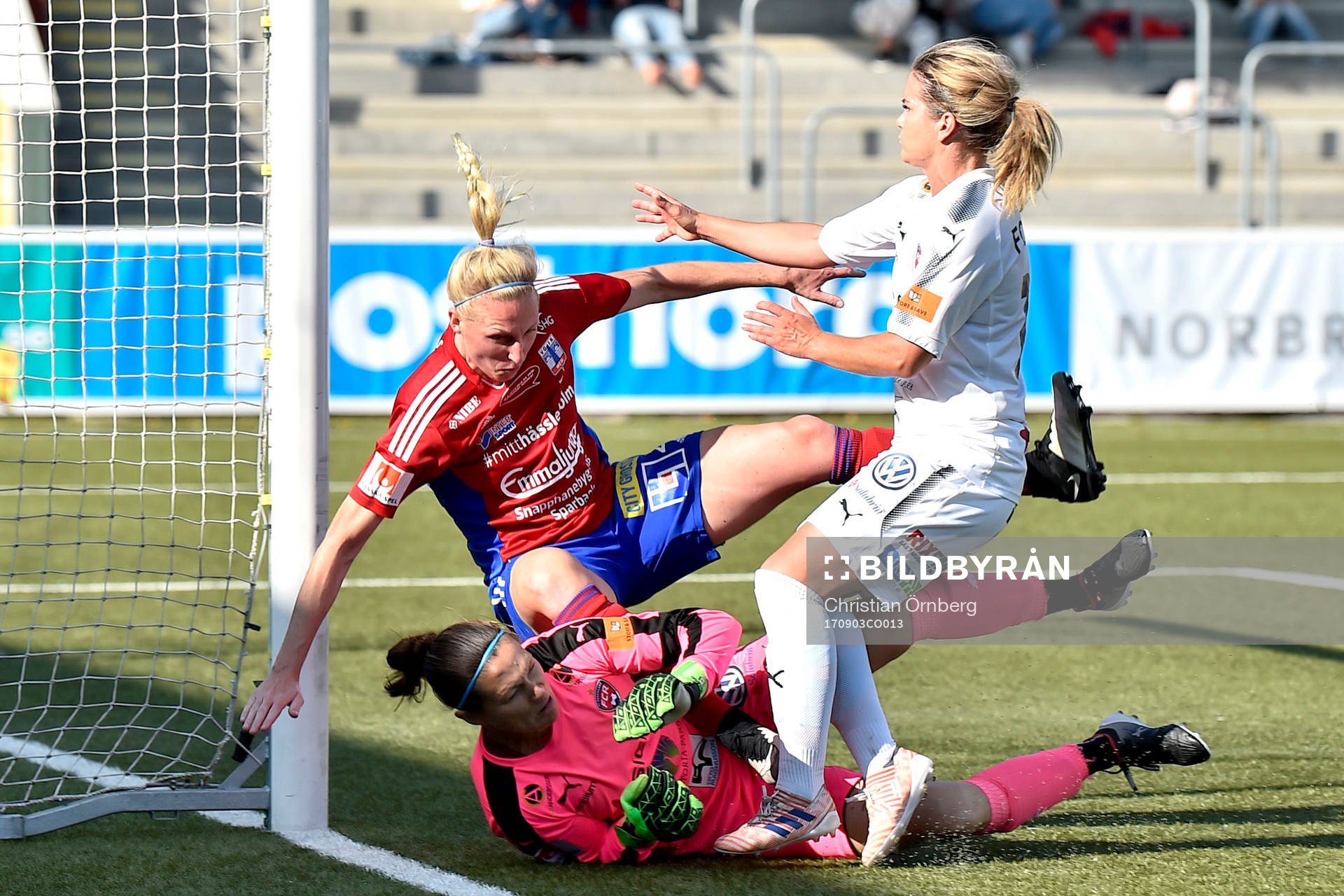 Rosengårds målvakt Erin McLeod och Hanna Folkesson och Vittsjös Sandra Adolfsson under fotbollsmatchen i Damallsvenskan mellan Rosengård och Vittsjö den 3 september 2017 i Malmö.