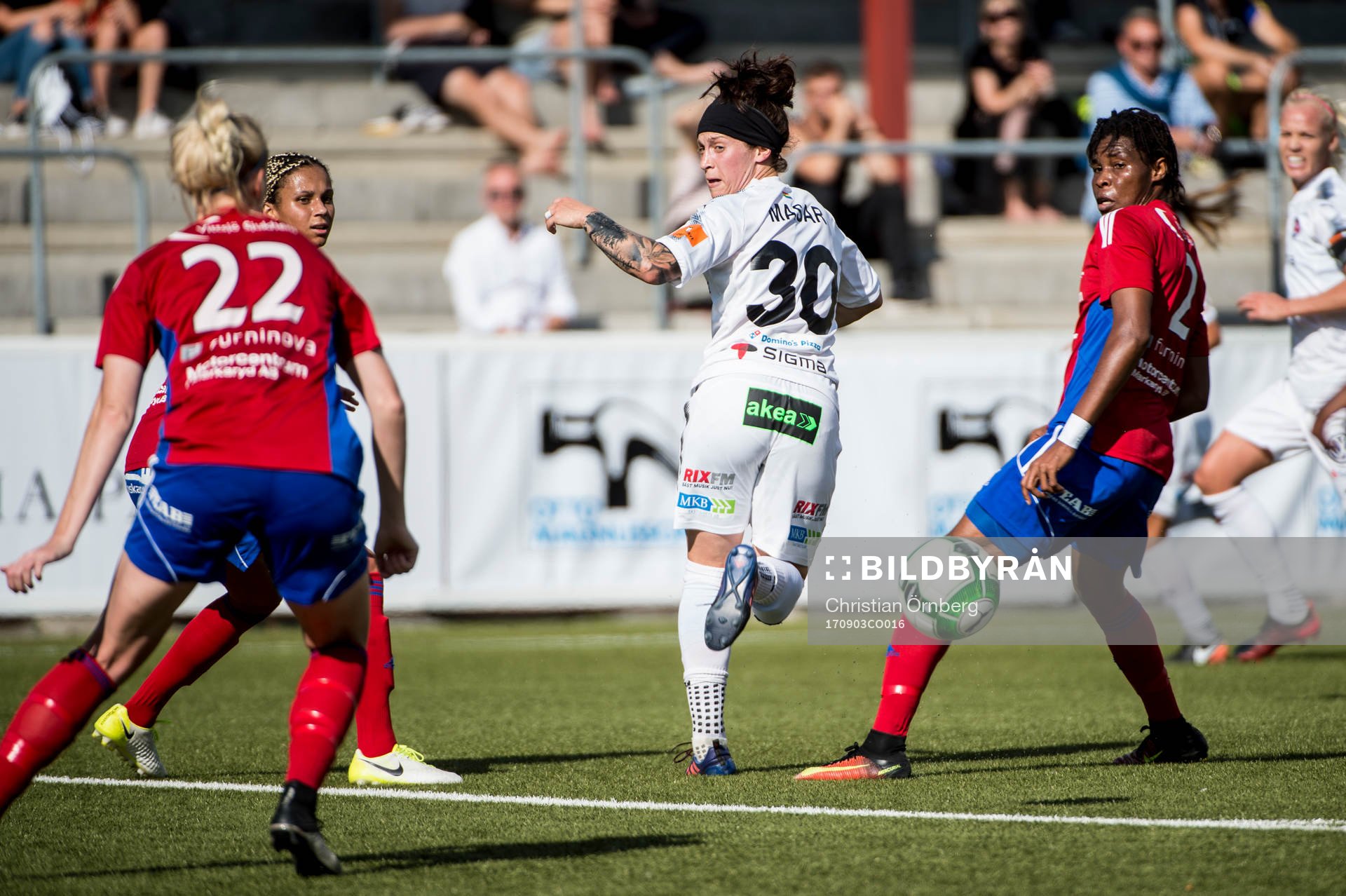 Rosengårds Ella Masar McLeod klackar bollen mellan Sandra